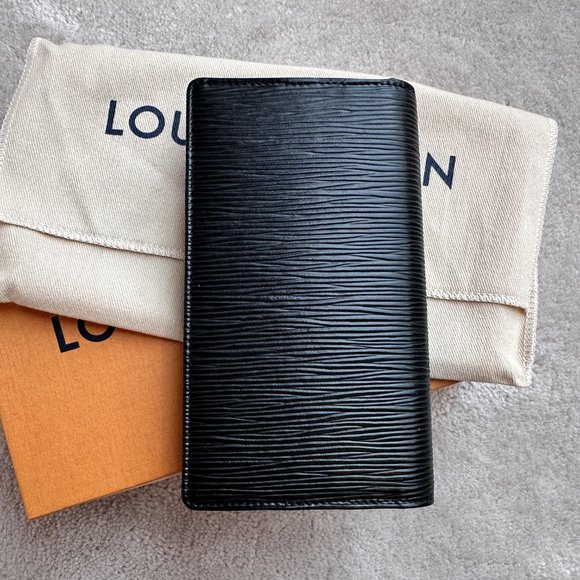 Authentic Louis Vuitton Pocket Agenda Cover in Black Epi Leather - Picture 3 of 10